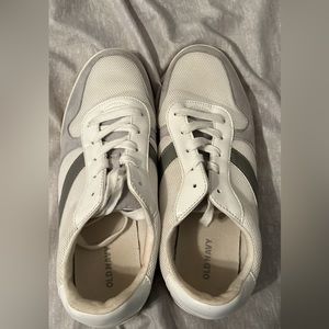 TENNIS SHOES SIZE 9 GREAT CONDITION